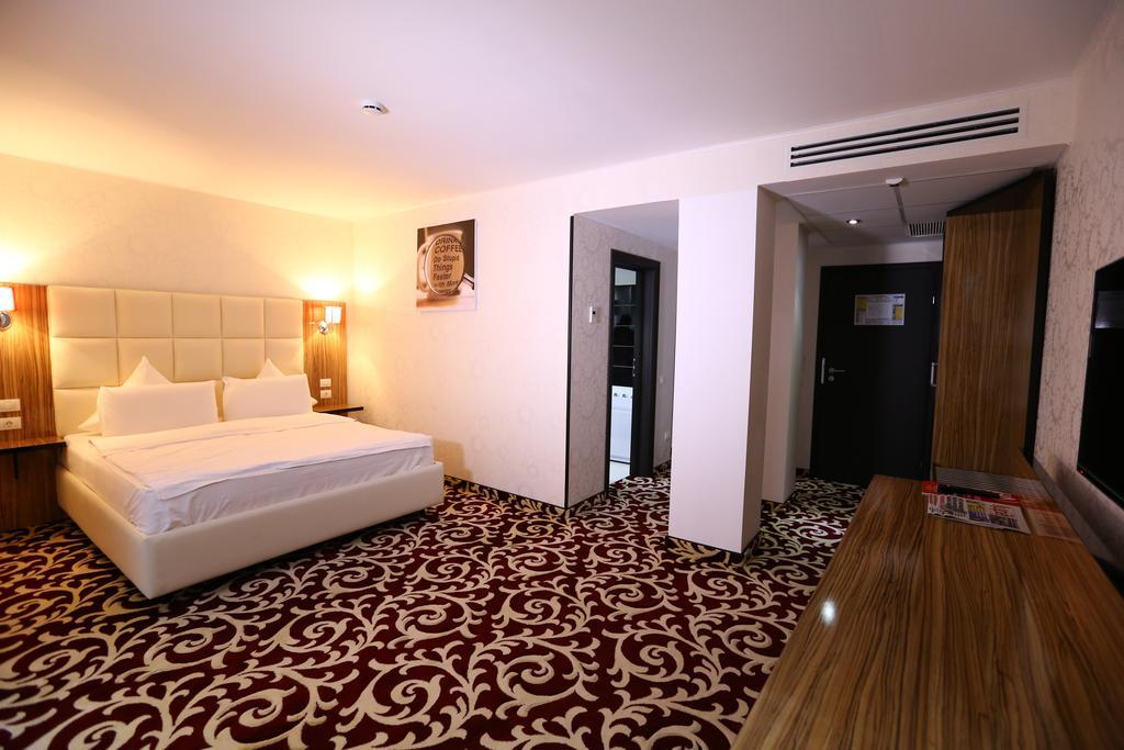 Hotel Articus Craiova Bagian luar foto