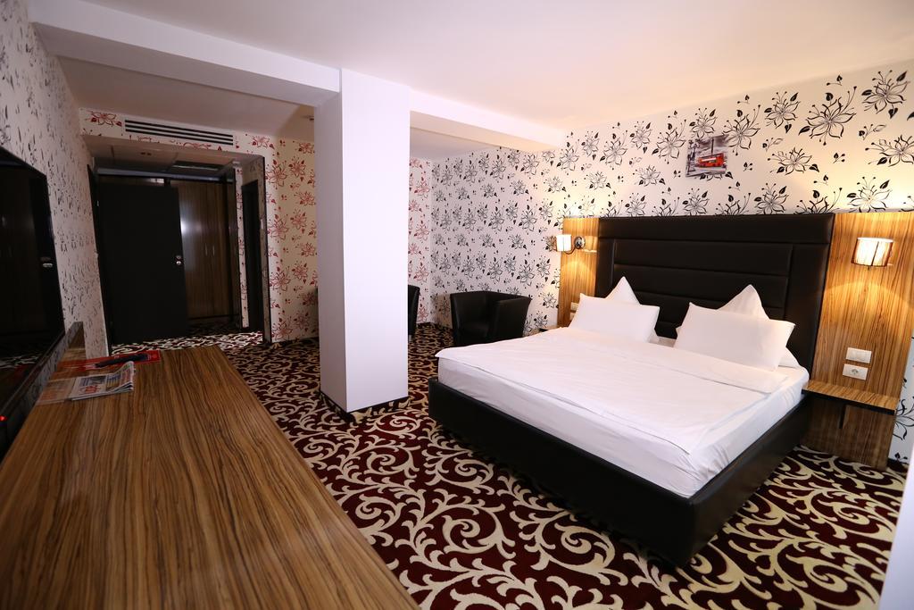 Hotel Articus Craiova Bagian luar foto