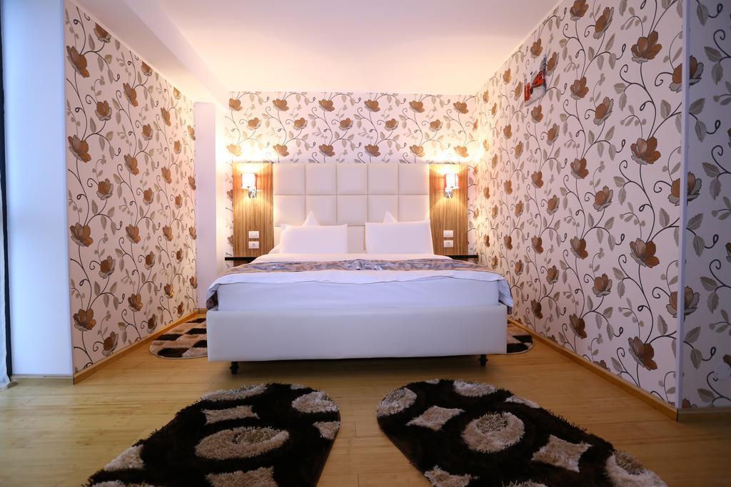 Hotel Articus Craiova Bagian luar foto