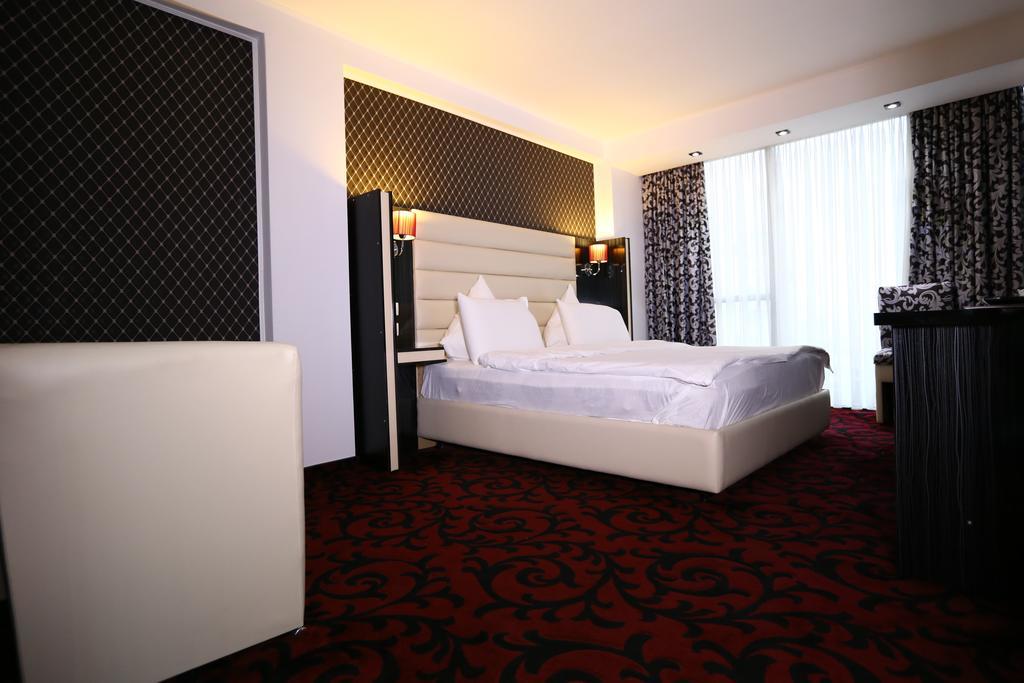 Hotel Articus Craiova Bagian luar foto