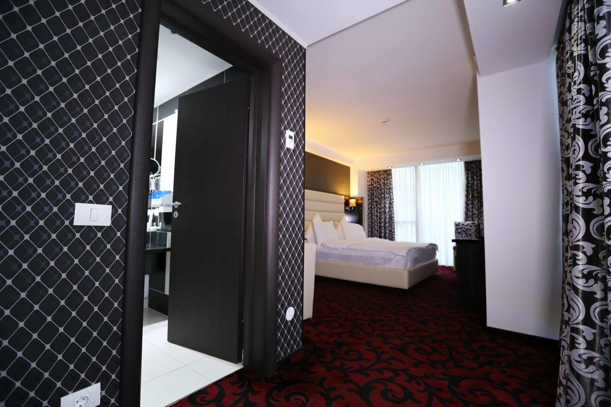 Hotel Articus Craiova Bagian luar foto