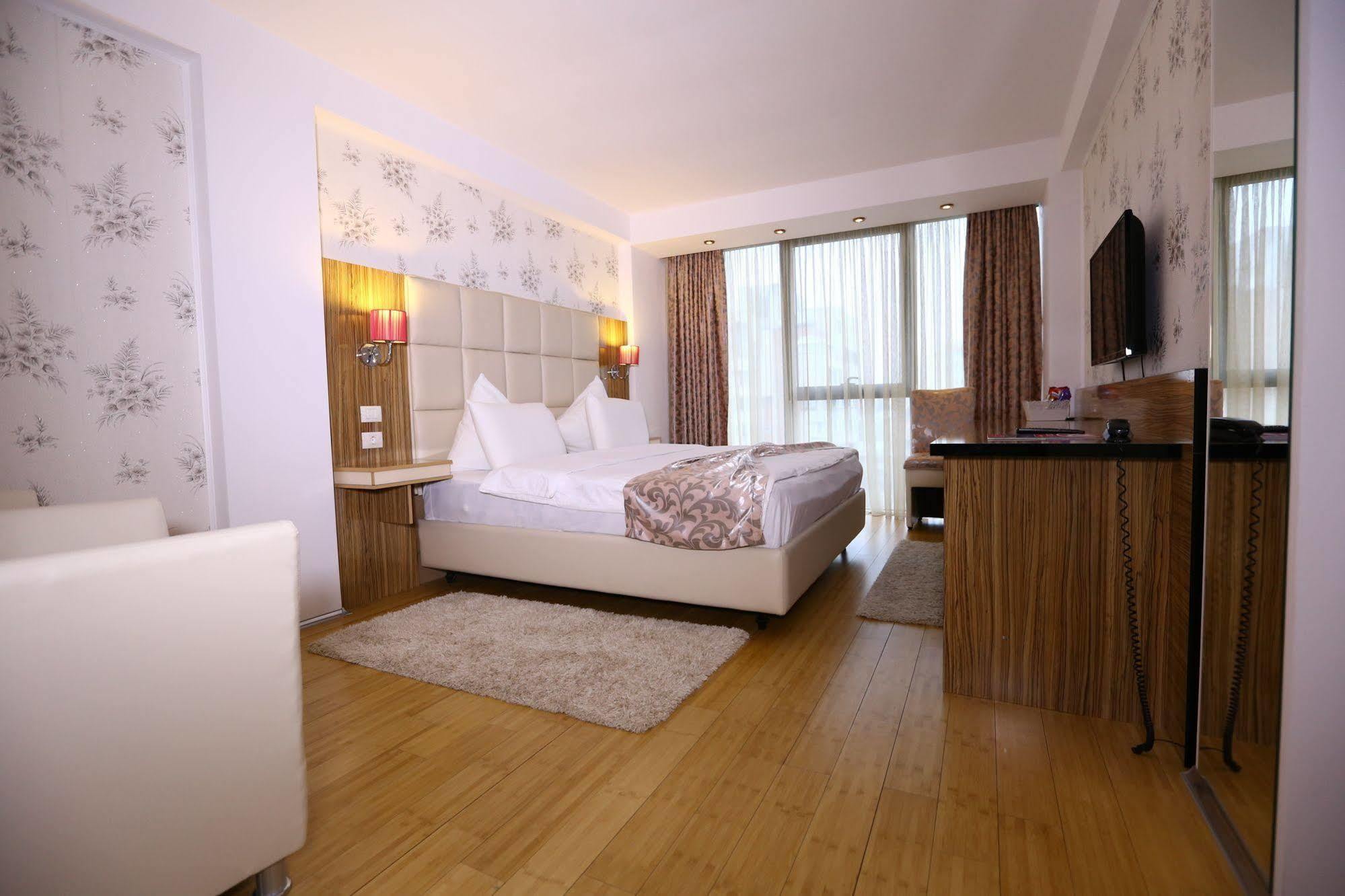 Hotel Articus Craiova Bagian luar foto