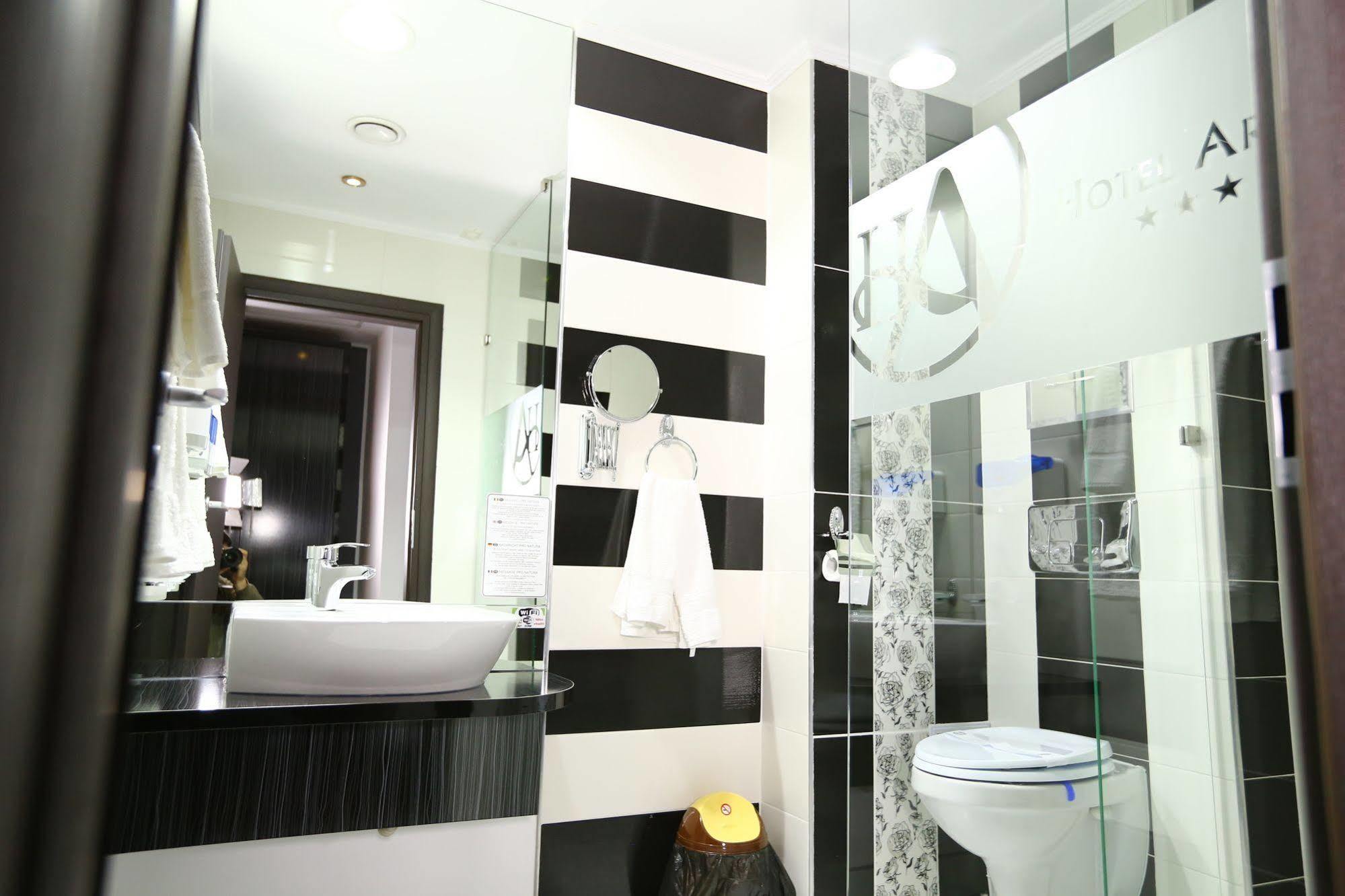 Hotel Articus Craiova Bagian luar foto