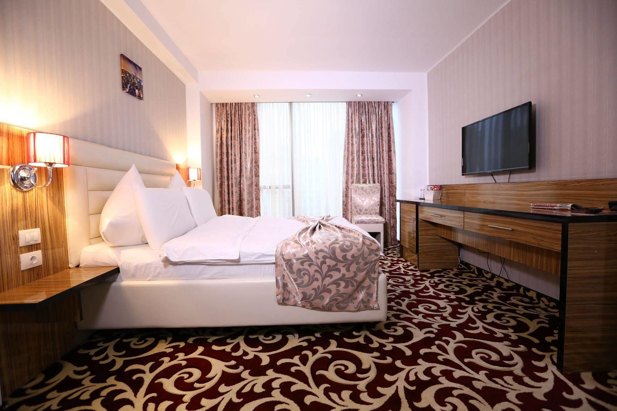 Hotel Articus Craiova Bagian luar foto