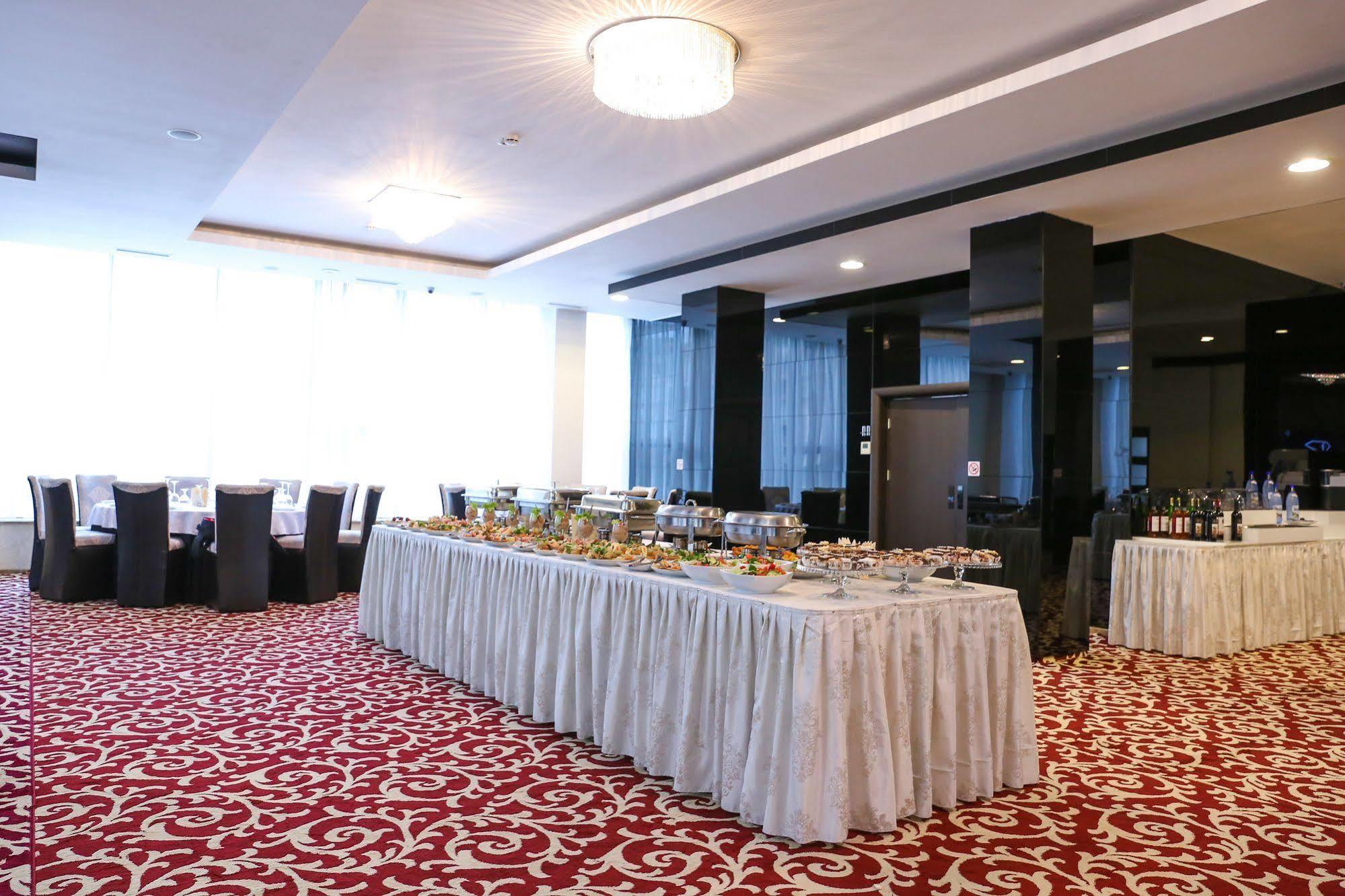 Hotel Articus Craiova Bagian luar foto
