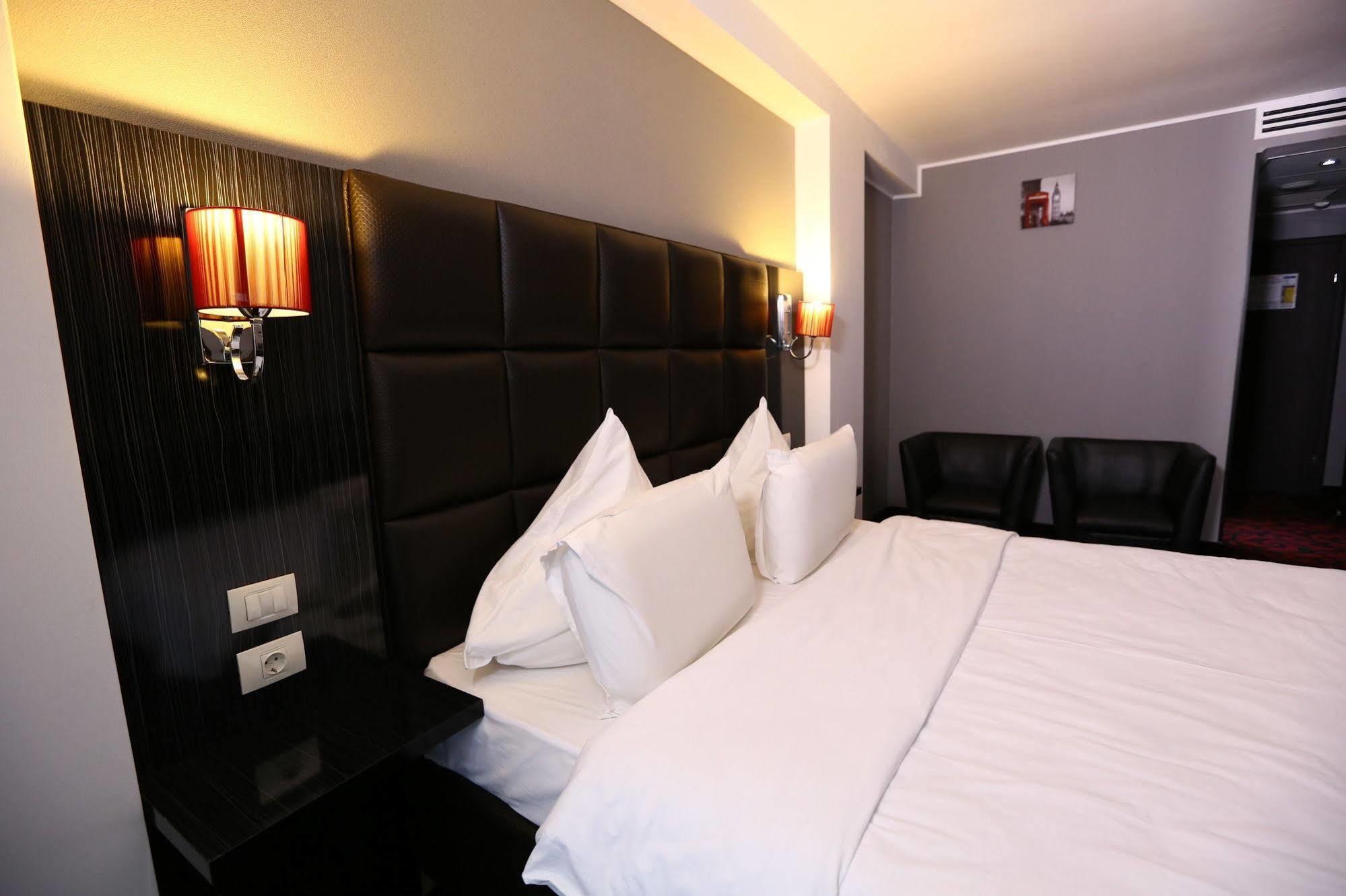 Hotel Articus Craiova Bagian luar foto