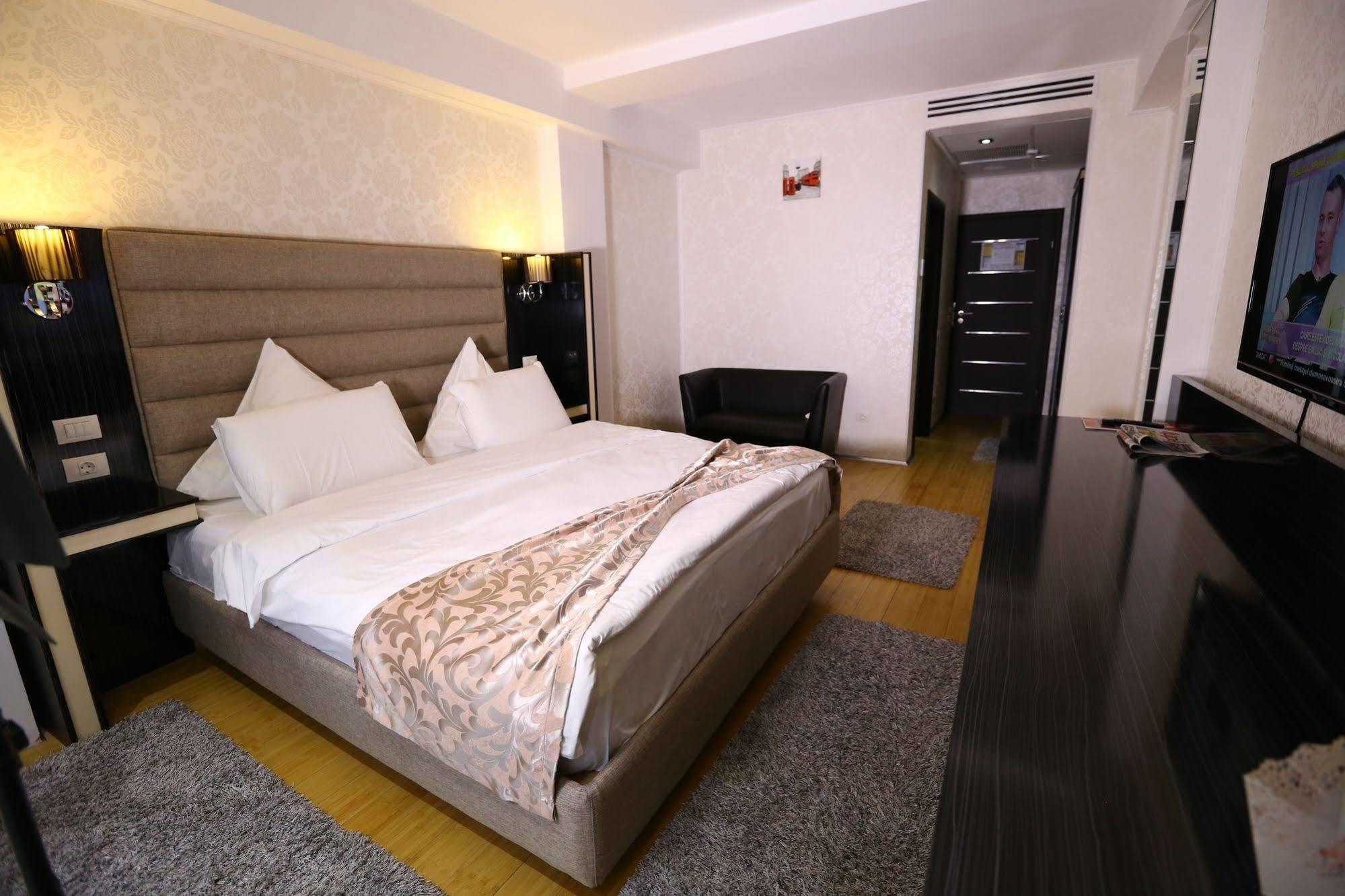 Hotel Articus Craiova Bagian luar foto