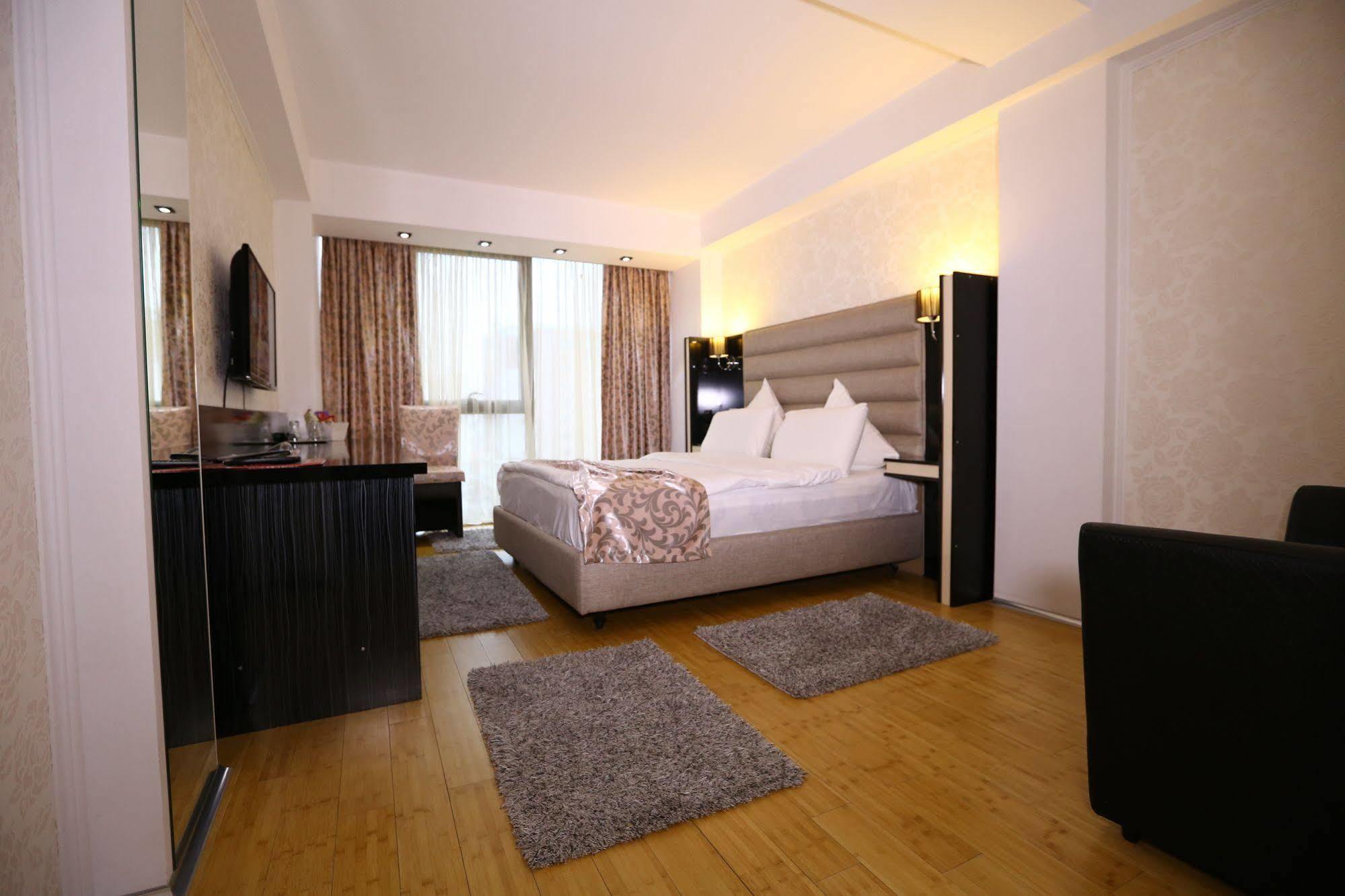 Hotel Articus Craiova Bagian luar foto