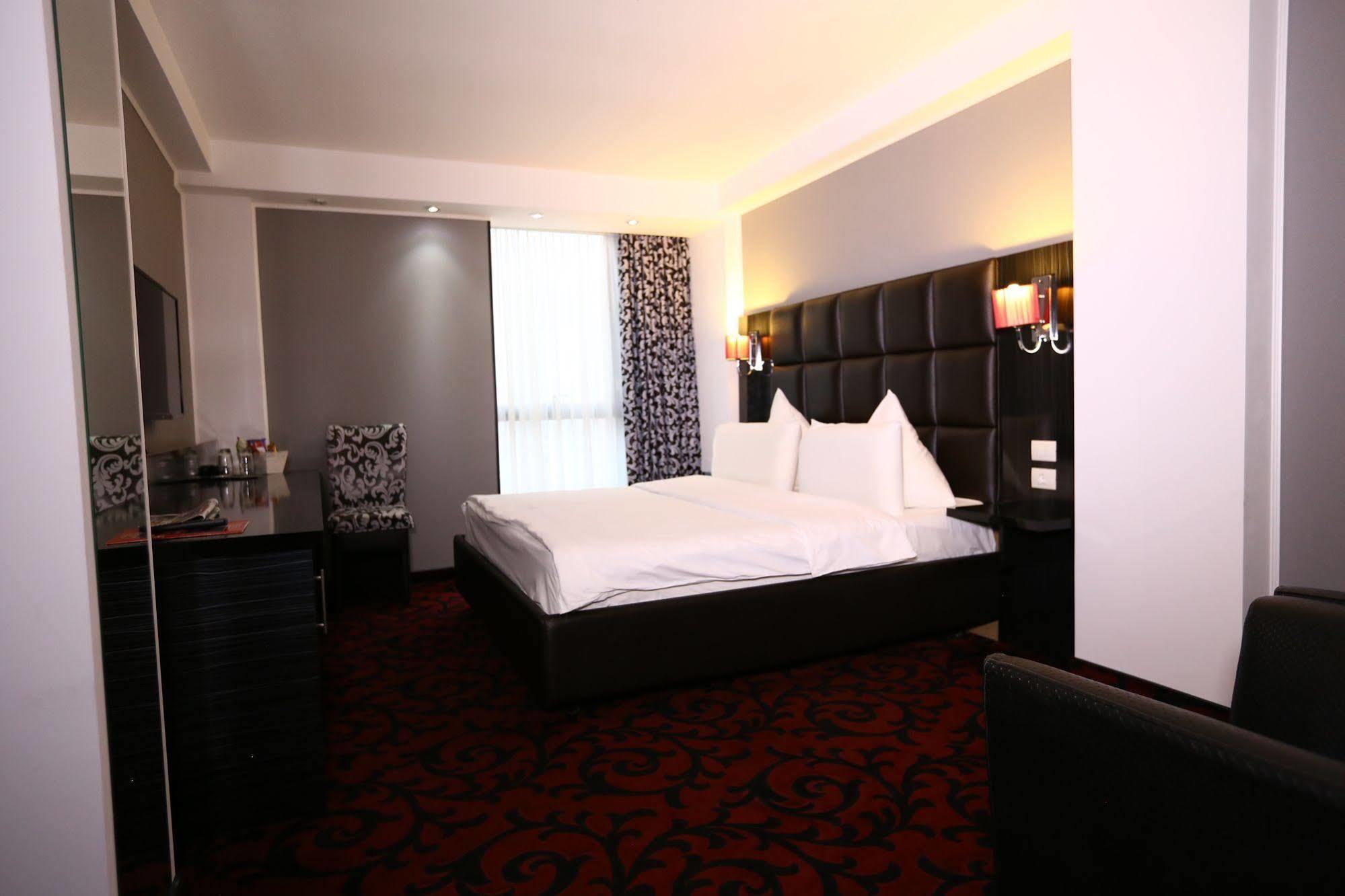 Hotel Articus Craiova Bagian luar foto