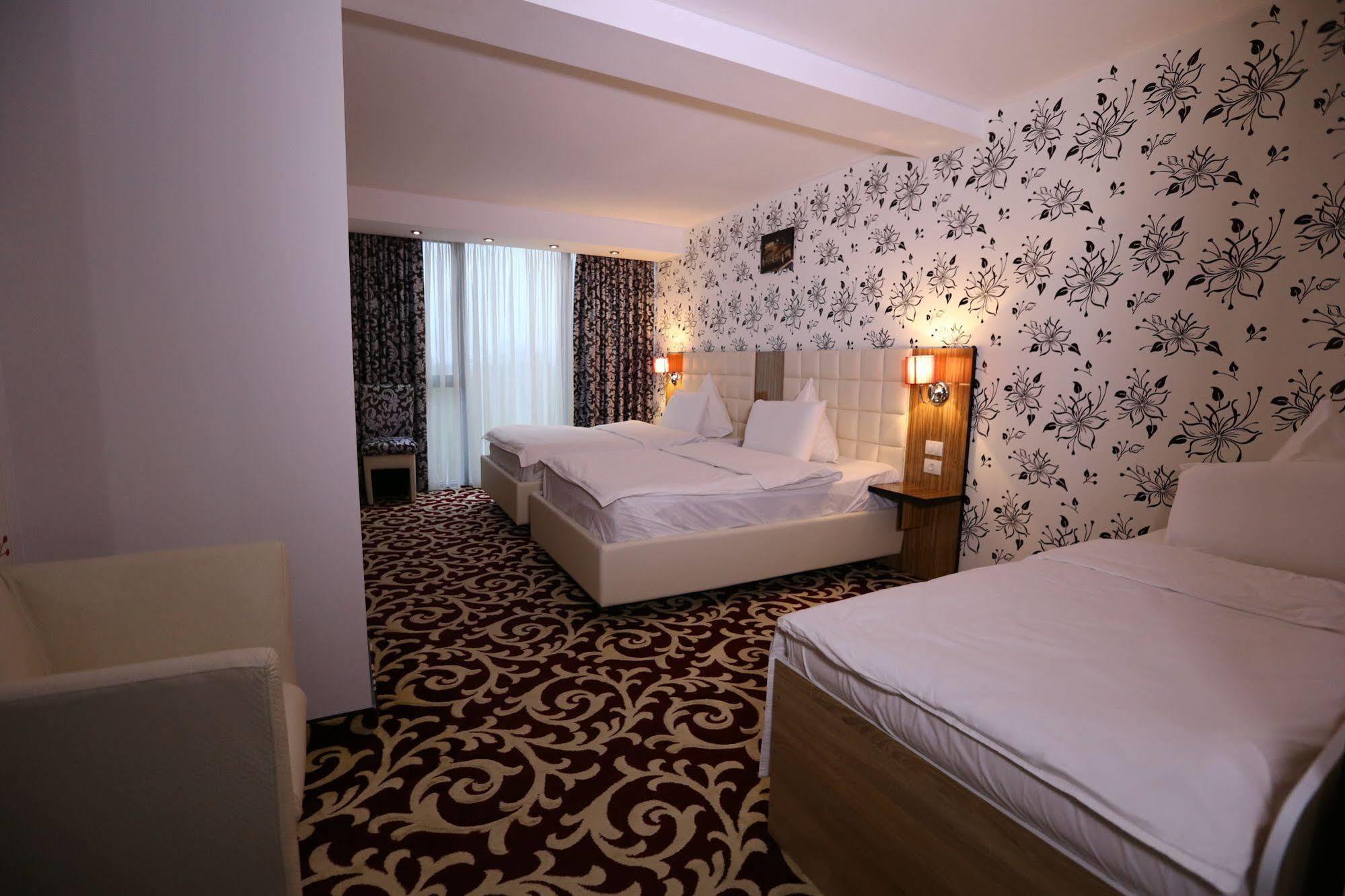 Hotel Articus Craiova Bagian luar foto