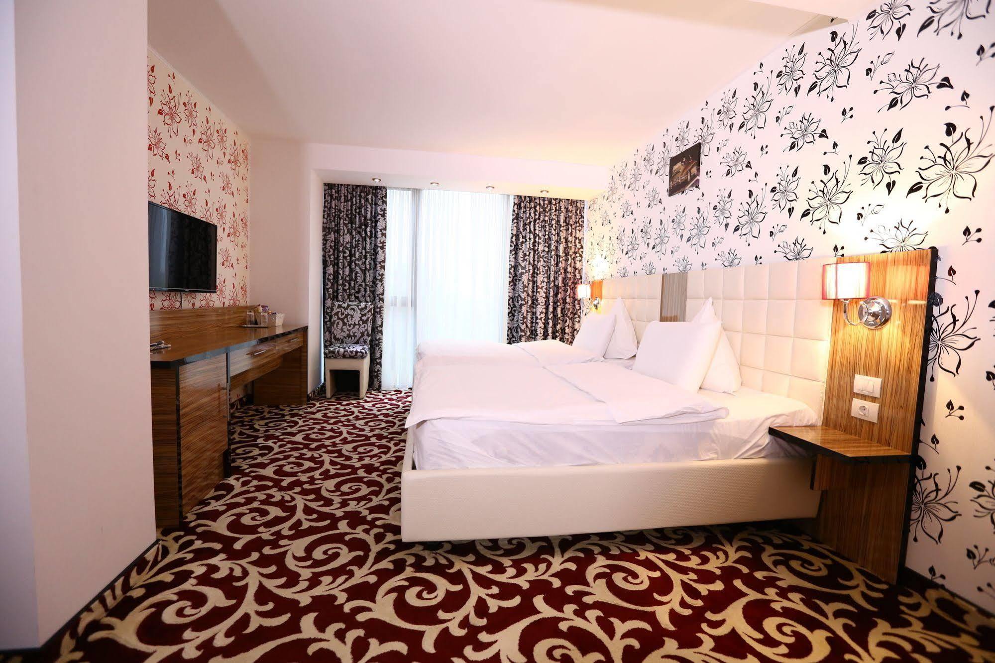 Hotel Articus Craiova Bagian luar foto