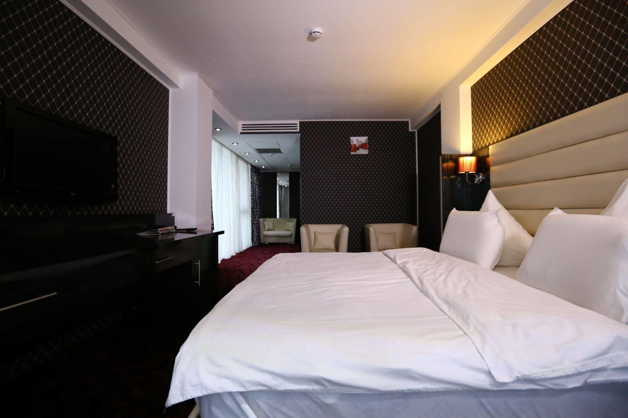 Hotel Articus Craiova Bagian luar foto