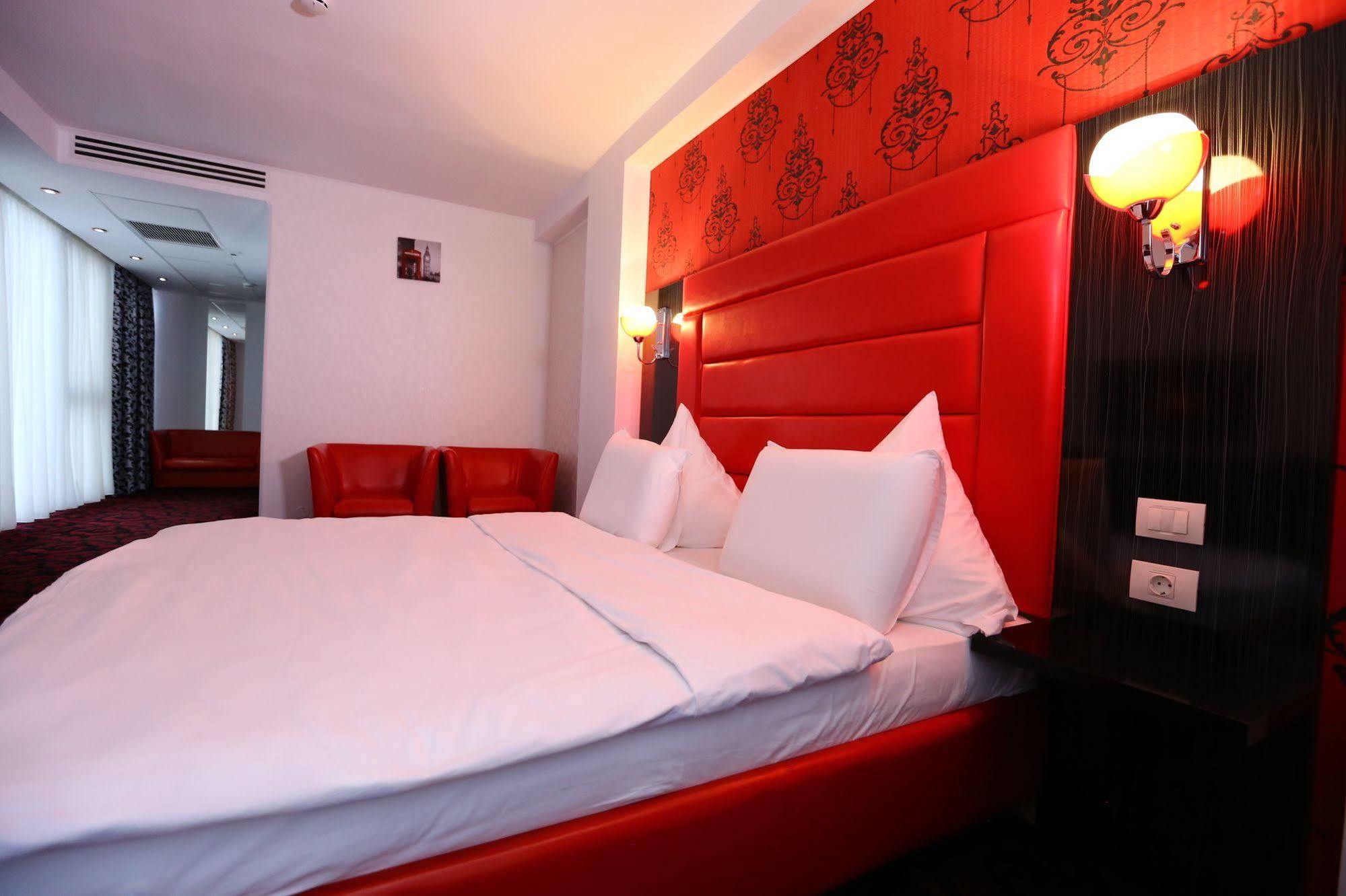 Hotel Articus Craiova Bagian luar foto