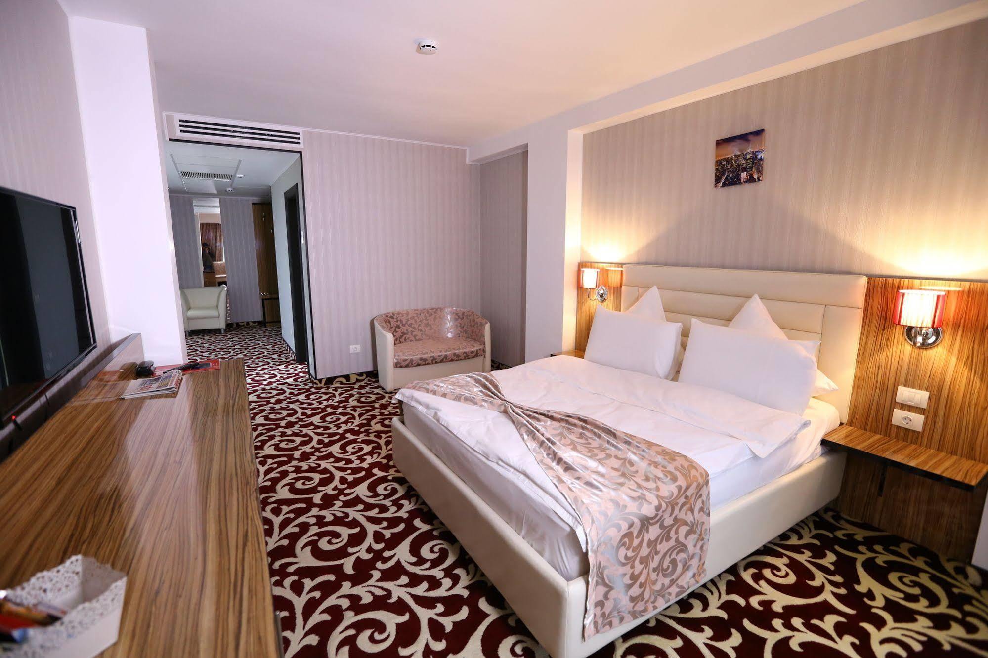 Hotel Articus Craiova Bagian luar foto
