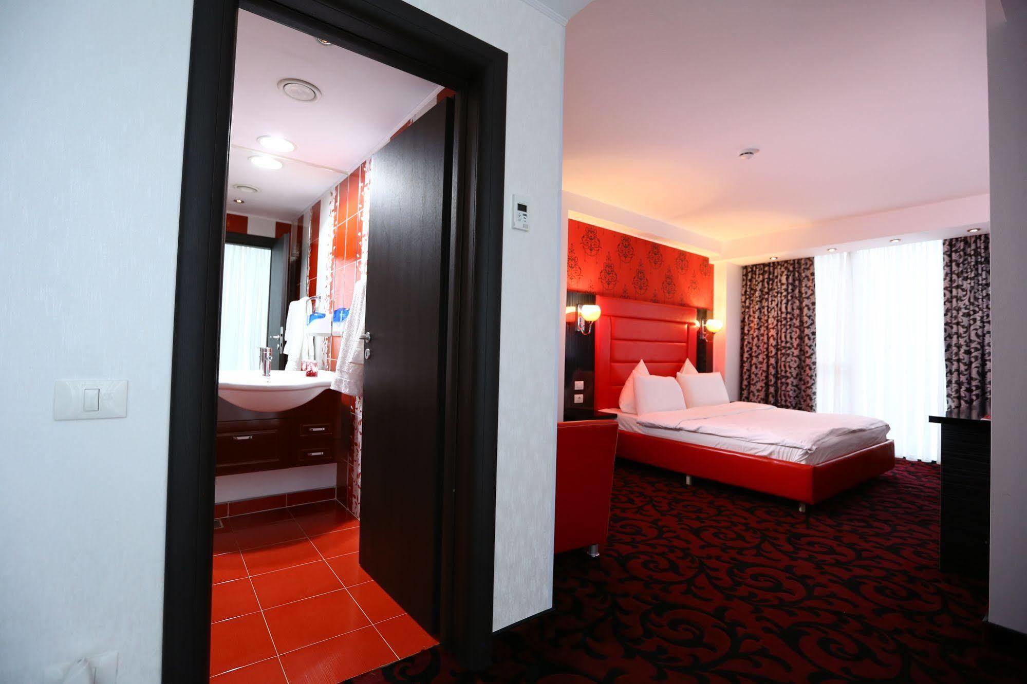 Hotel Articus Craiova Bagian luar foto