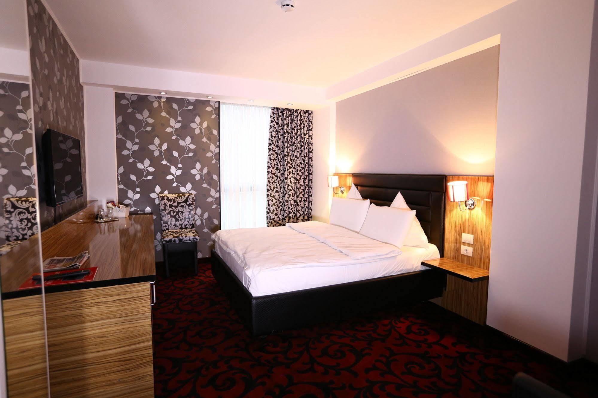 Hotel Articus Craiova Bagian luar foto