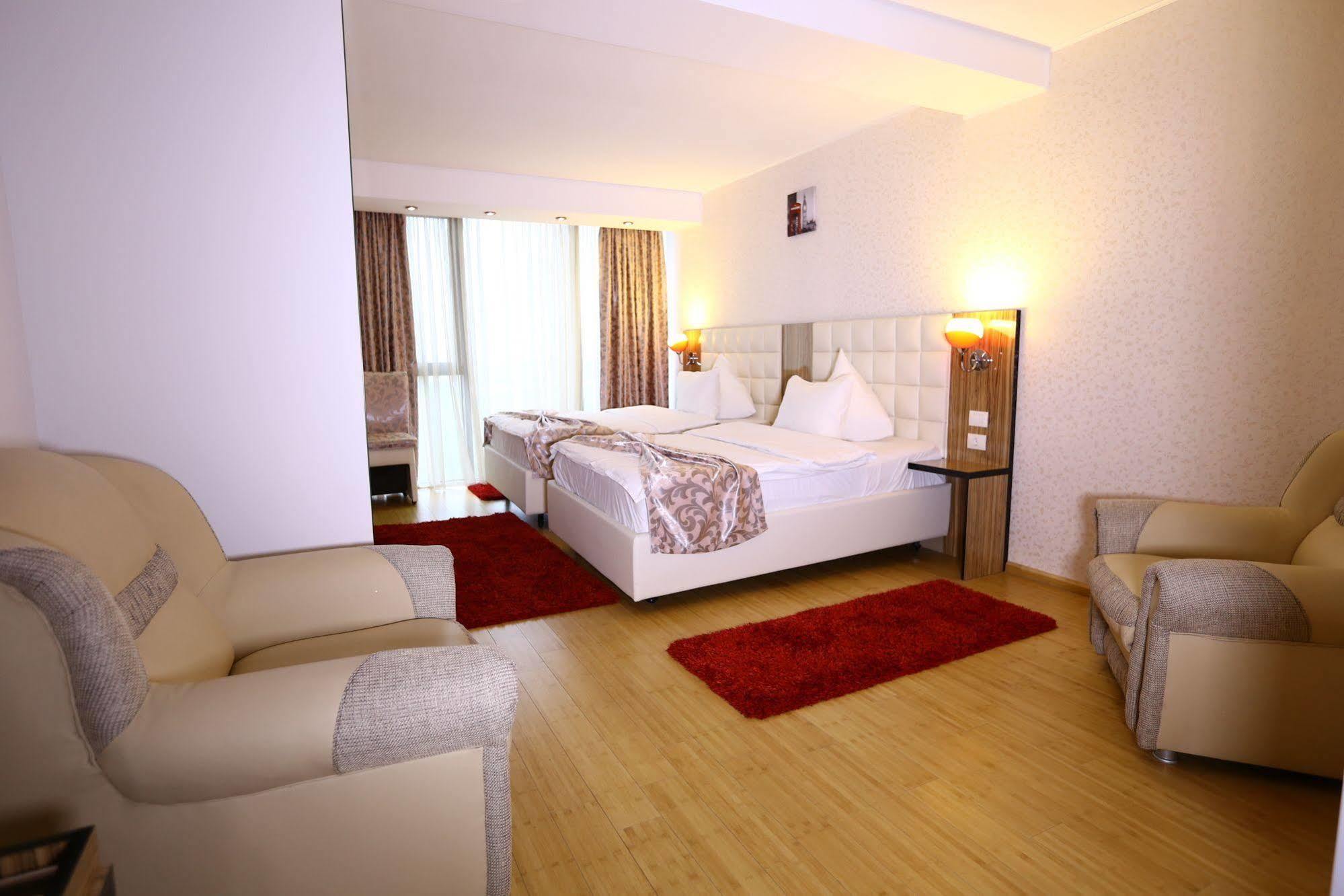 Hotel Articus Craiova Bagian luar foto