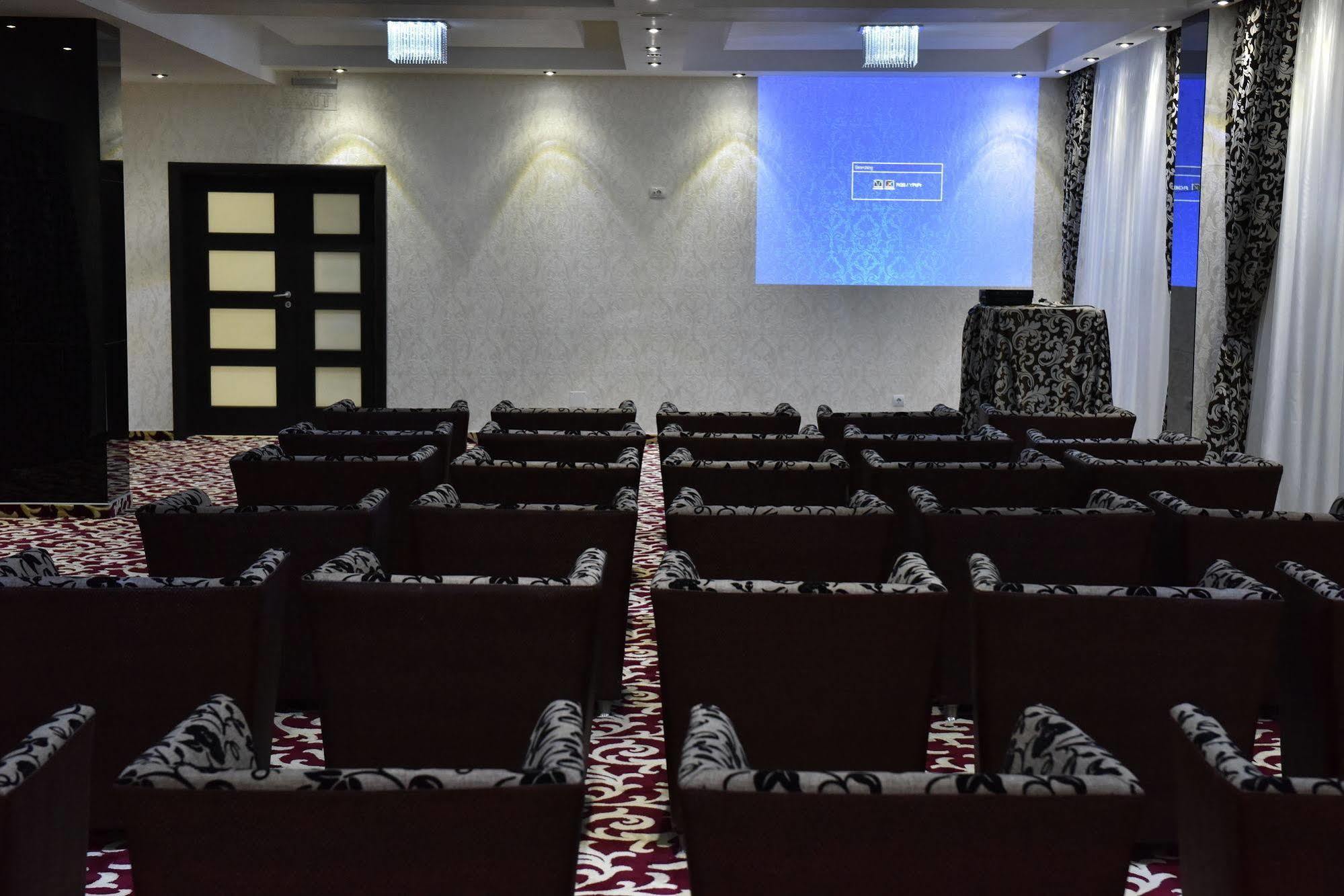 Hotel Articus Craiova Bagian luar foto