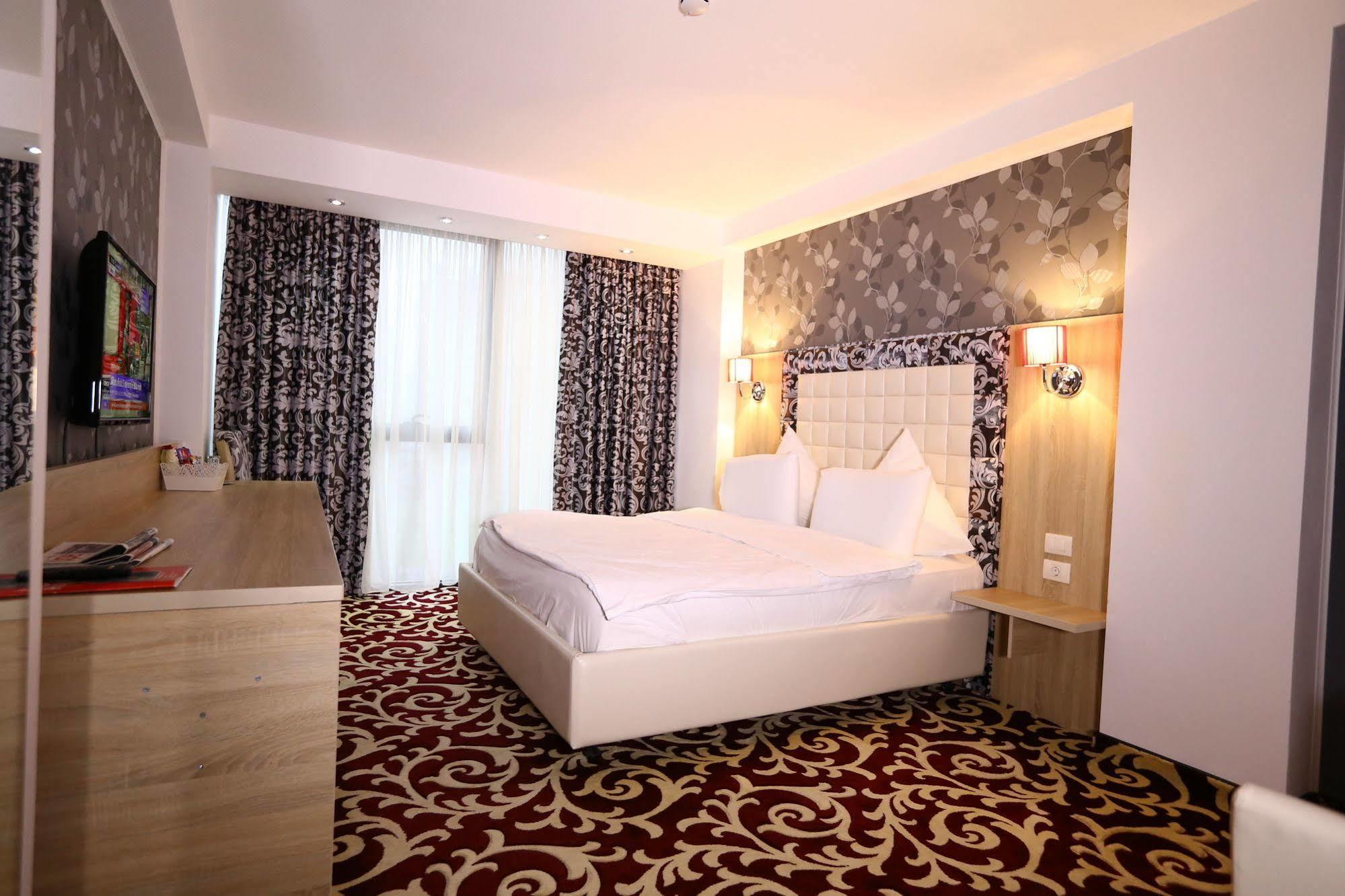 Hotel Articus Craiova Bagian luar foto